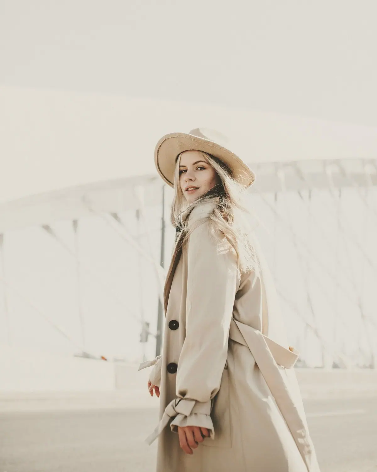 Modelos usando trench coats em tons de bege