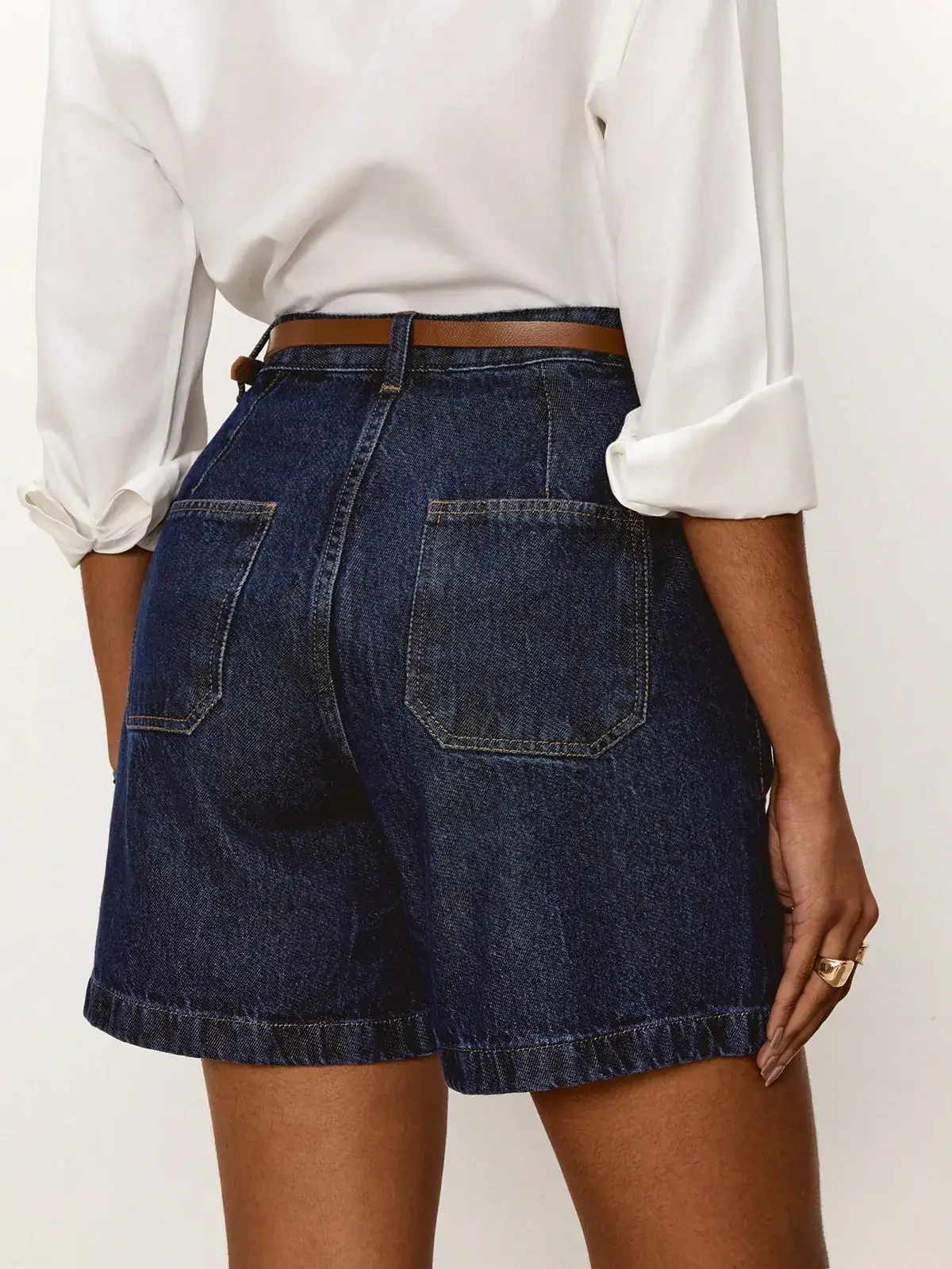 Bermuda Jeans Alfaiatada com Cinto Sandra na cor Lavagem escura — foto 1 de 7