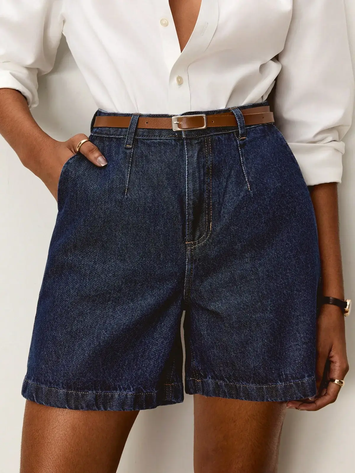 Bermuda Jeans Alfaiatada com Cinto Sandra na cor Lavagem escura — foto 2 de 7