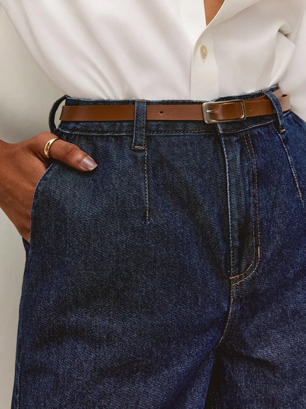 Bermuda Jeans Alfaiatada com Cinto Sandra na cor Lavagem escura — foto 3 de 7