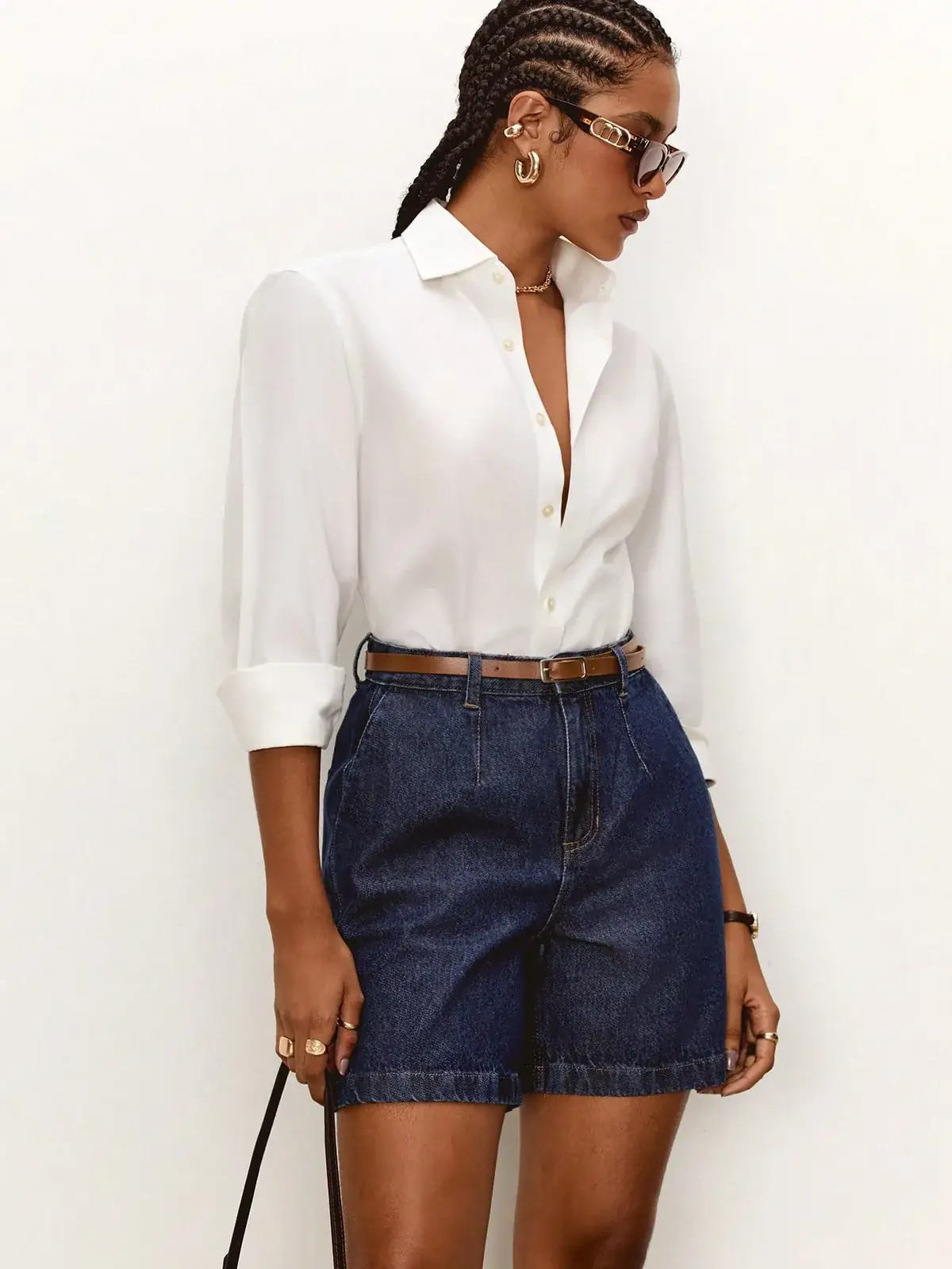 Bermuda Jeans Alfaiatada com Cinto Sandra na cor Lavagem escura — foto 4 de 7