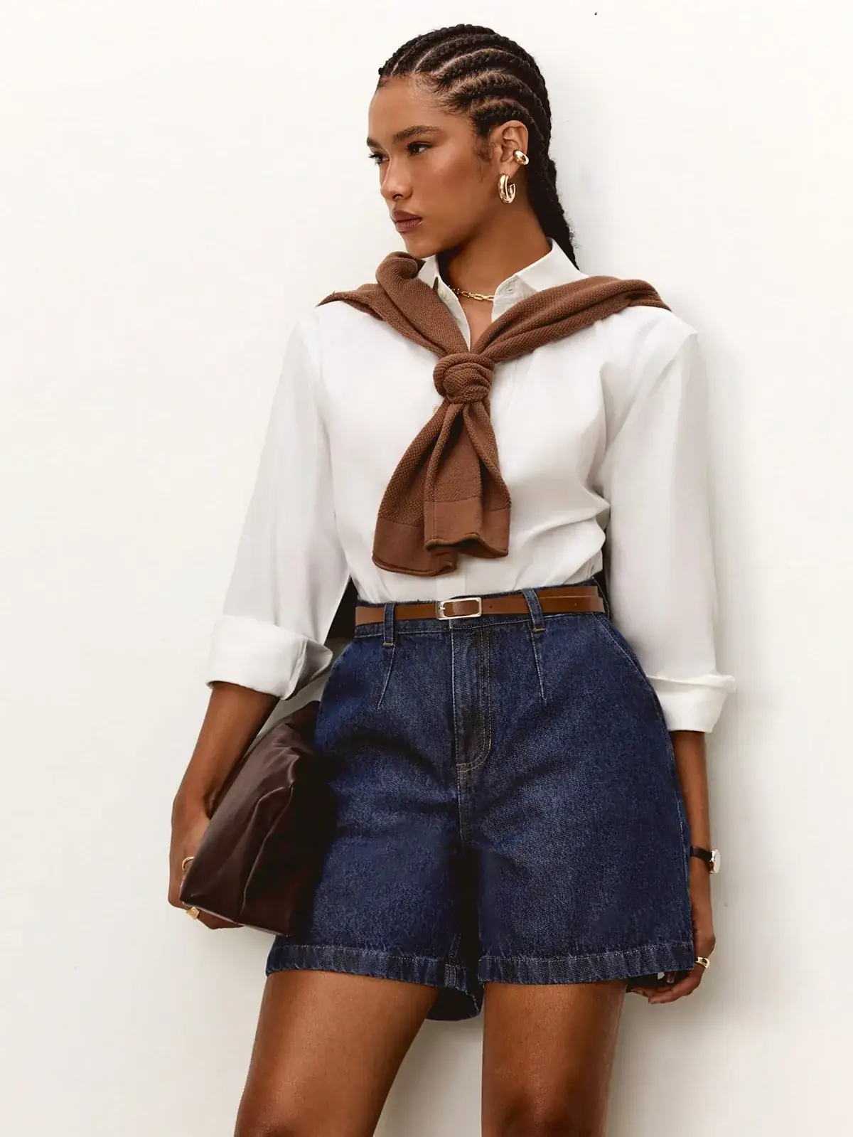 Bermuda Jeans Alfaiatada com Cinto Sandra na cor Lavagem escura — foto 6 de 7