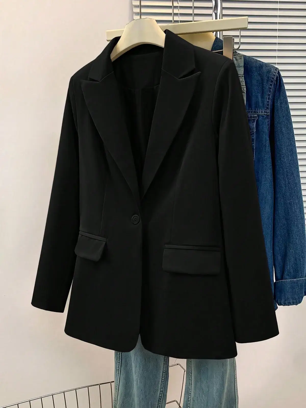 Blazer Oversized com Bolsos Débora na cor Preto — foto 4 de 5