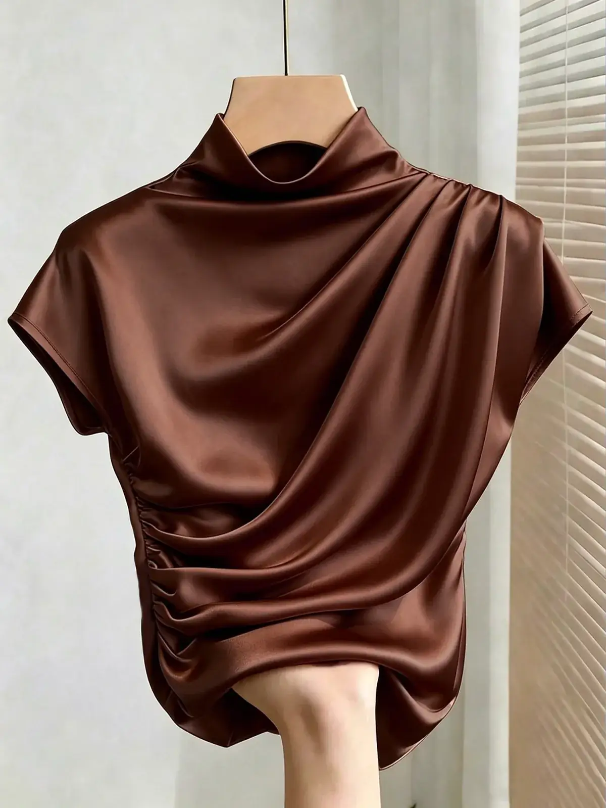Blusa Acetinada Drapeada Flávia na cor Café — foto 1 de 4