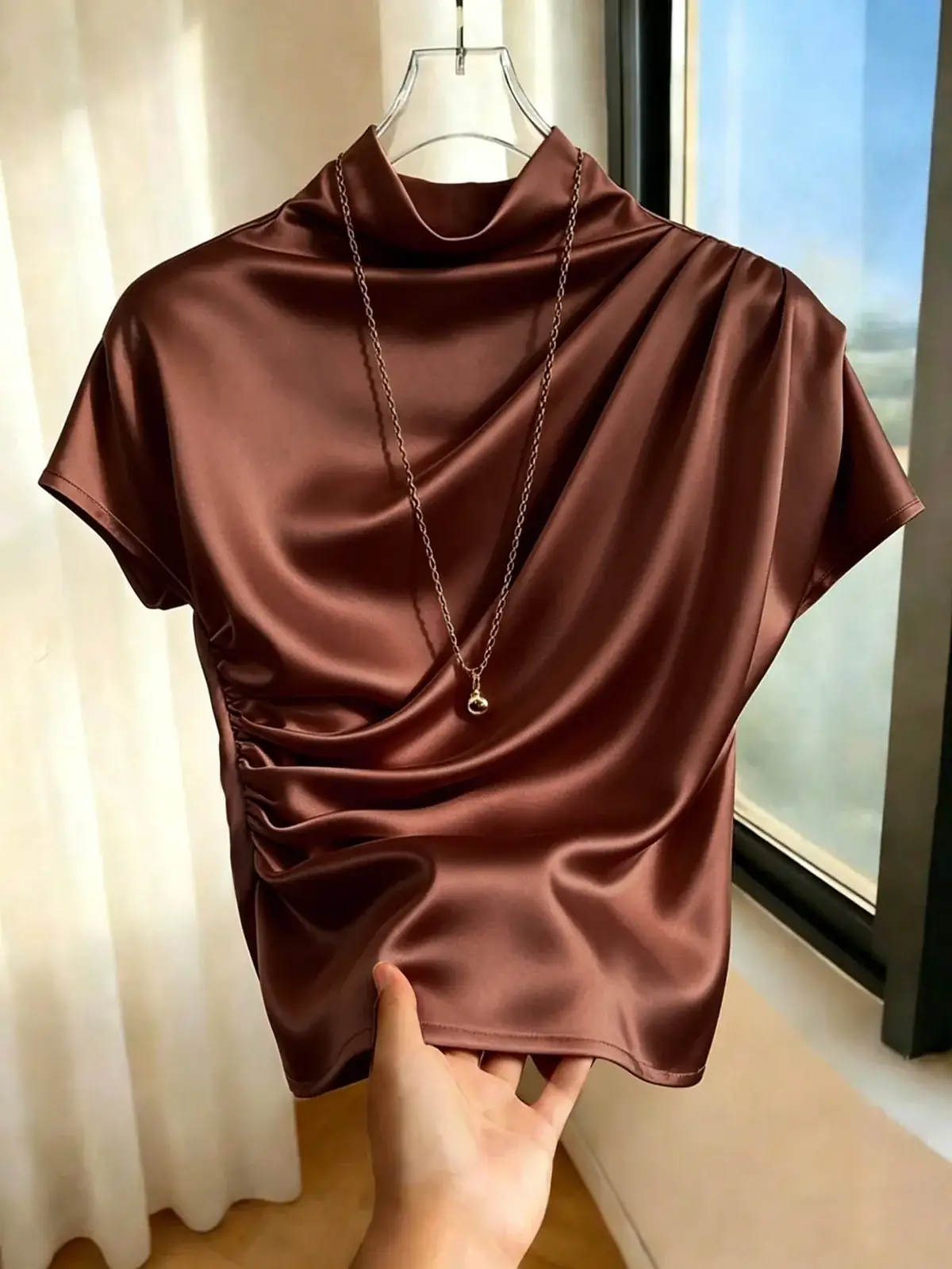 Blusa Acetinada Drapeada Flávia na cor Café — foto 3 de 4