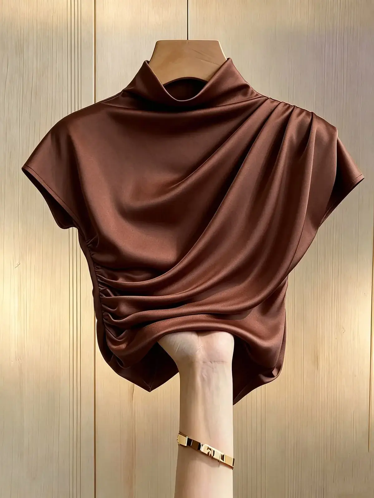 Blusa Acetinada Drapeada Flávia na cor Café — foto 4 de 4