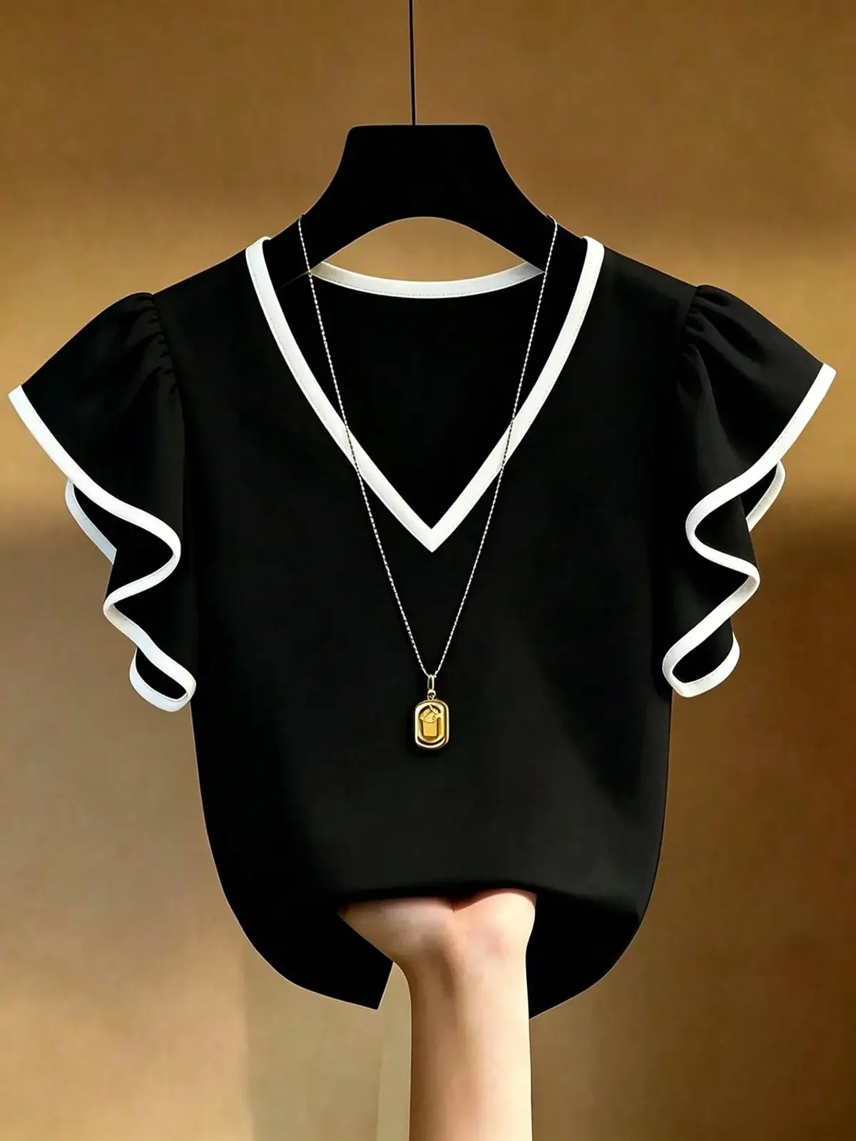Blusa Babados Decote V Contraste Hanna na cor Preto e Branco — foto 1 de 5