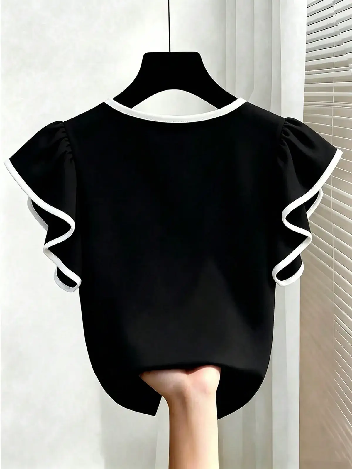 Blusa Babados Decote V Contraste Hanna na cor Preto e Branco — foto 2 de 5