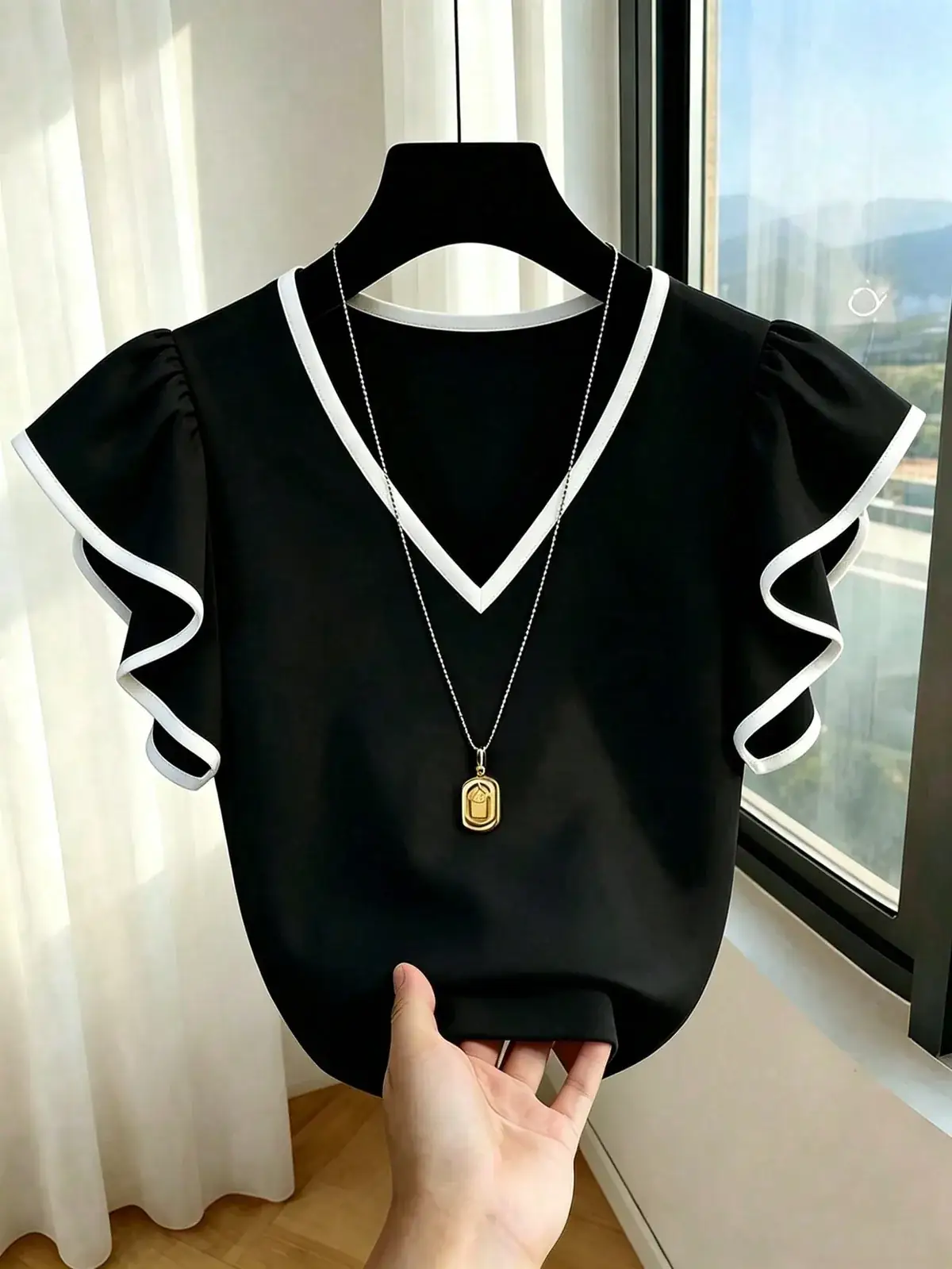 Blusa Babados Decote V Contraste Hanna na cor Preto e Branco — foto 3 de 5