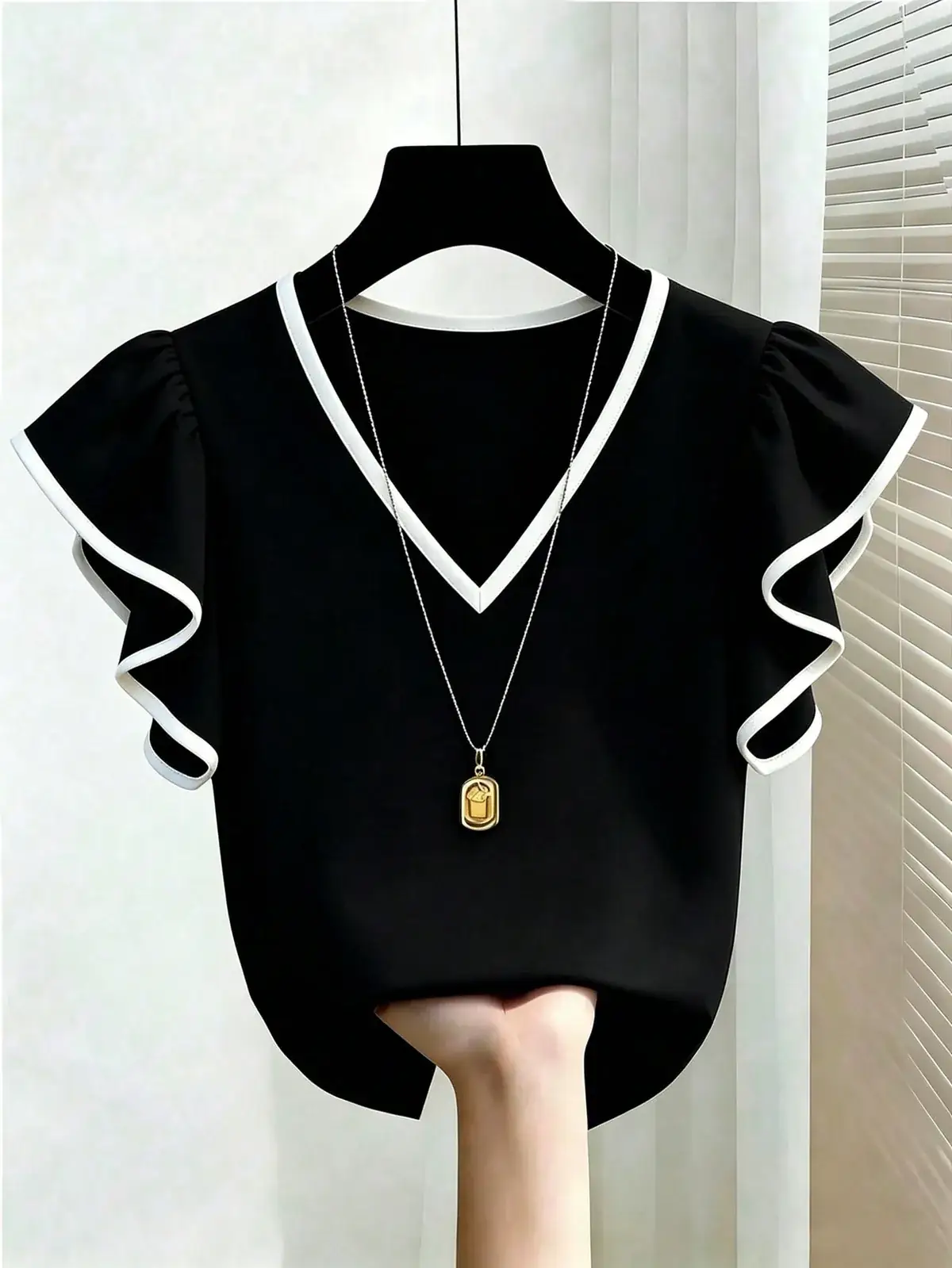 Blusa Babados Decote V Contraste Hanna na cor Preto e Branco — foto 4 de 5