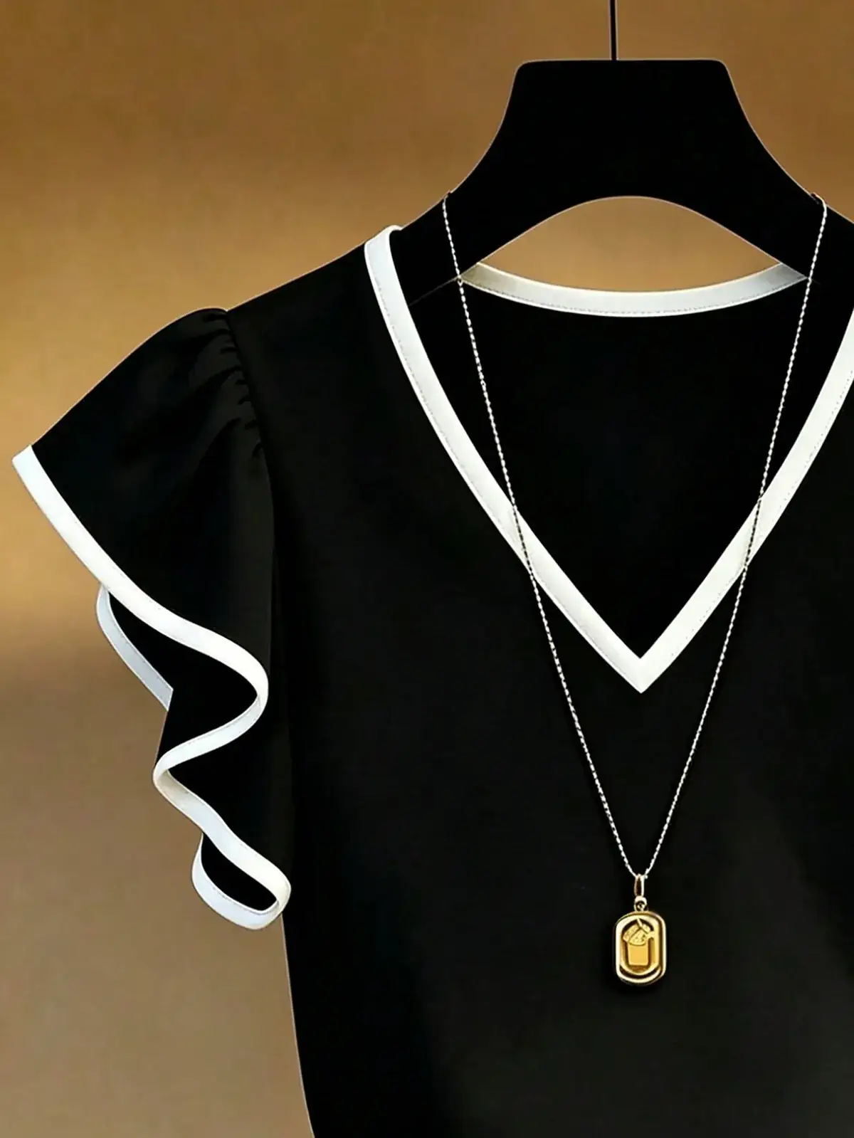 Blusa Babados Decote V Contraste Hanna na cor Preto e Branco — foto 5 de 5