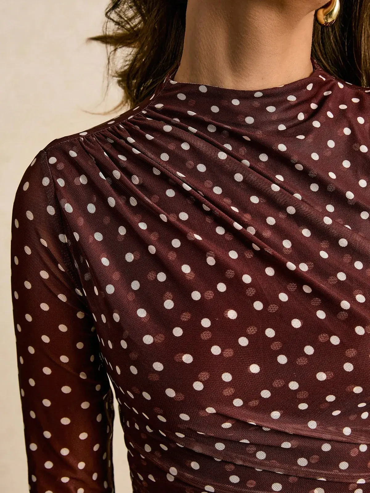 Blusa de Tule Poá Gola Alta Celeste na cor Castanho — foto 3 de 8
