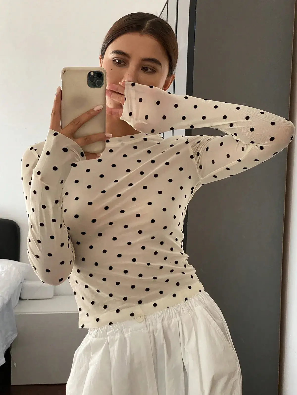 Blusa Manga Longa de Poá Clarice na cor Bege — foto 2 de 9