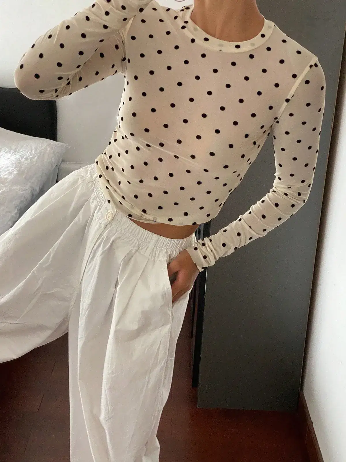 Blusa Manga Longa de Poá Clarice na cor Bege — foto 5 de 9