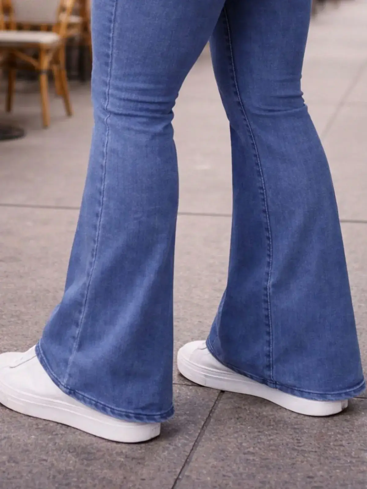 Calça Jeans Flare com Elastano Simone na cor Azul — foto 4 de 4
