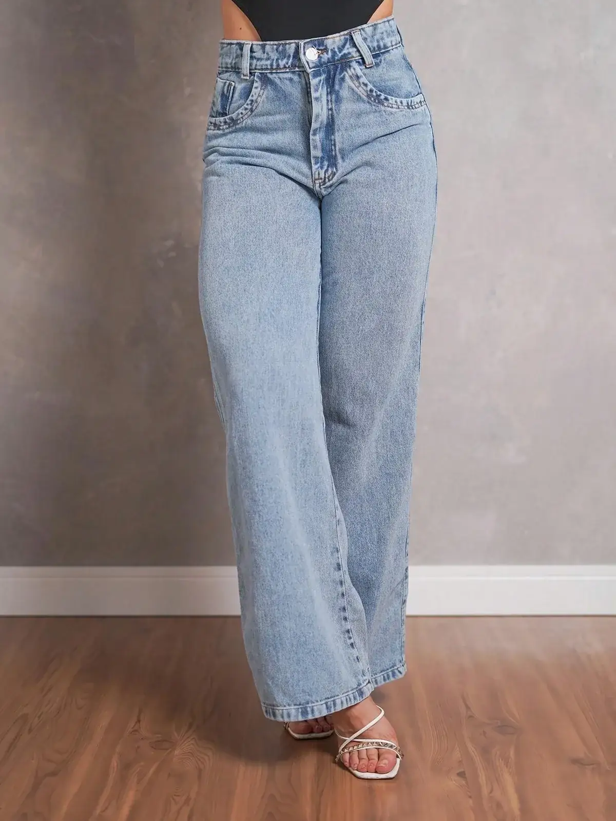 Calça Jeans Pantalona Cintura Alta Priscila na cor Lavagem Média — foto 3 de 6