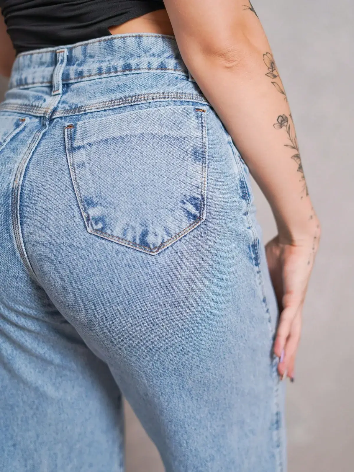 Calça Jeans Pantalona Cintura Alta Priscila na cor Lavagem Média — foto 5 de 6
