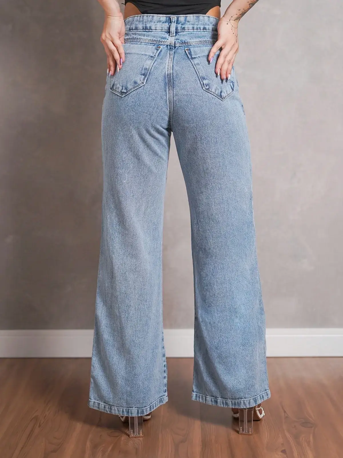 Calça Jeans Pantalona Cintura Alta Priscila na cor Lavagem Média — foto 6 de 6
