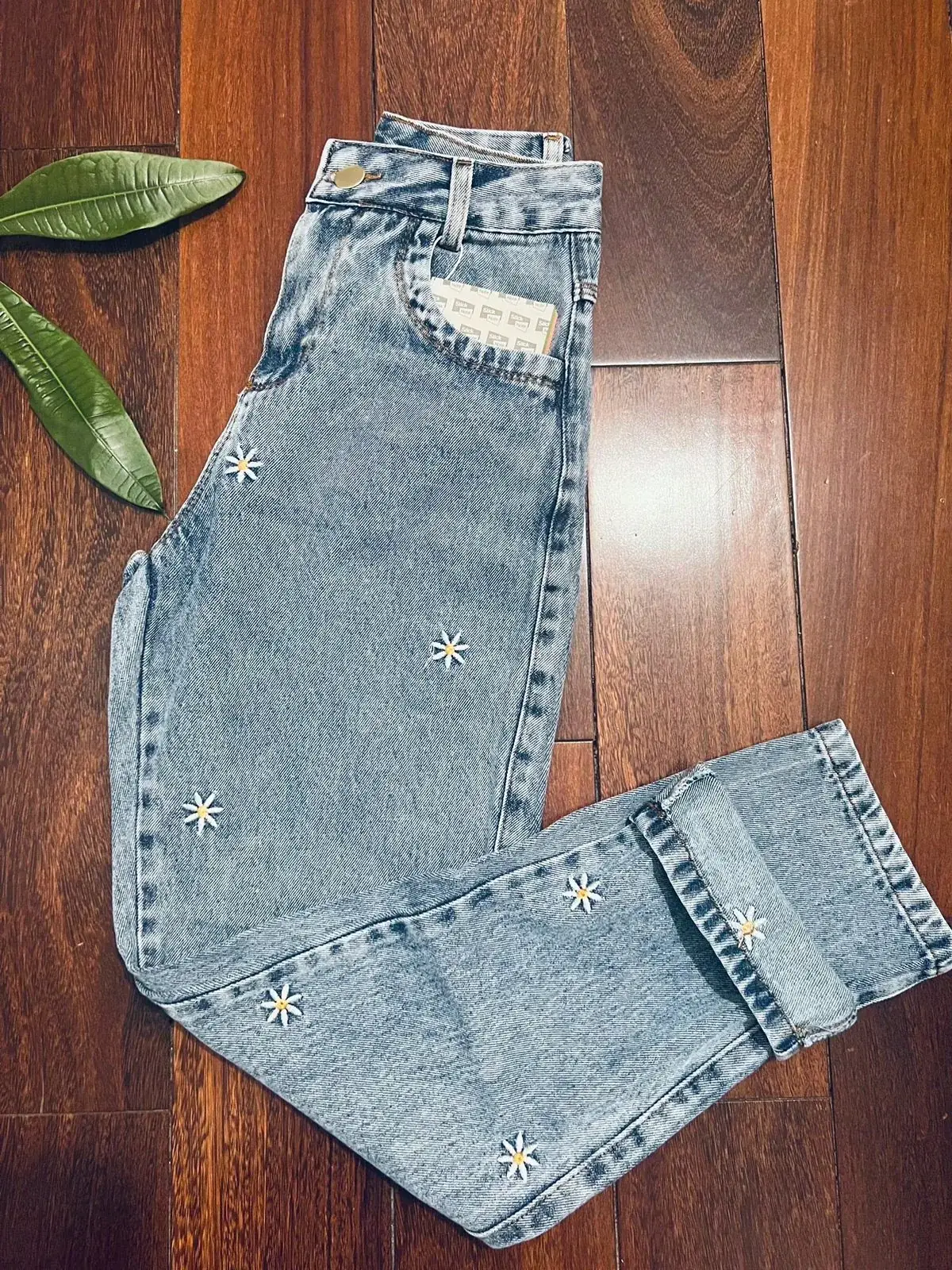 Calça Mom Jeans Bordada Margaridas Silvia na cor Lavagem clara — foto 1 de 3