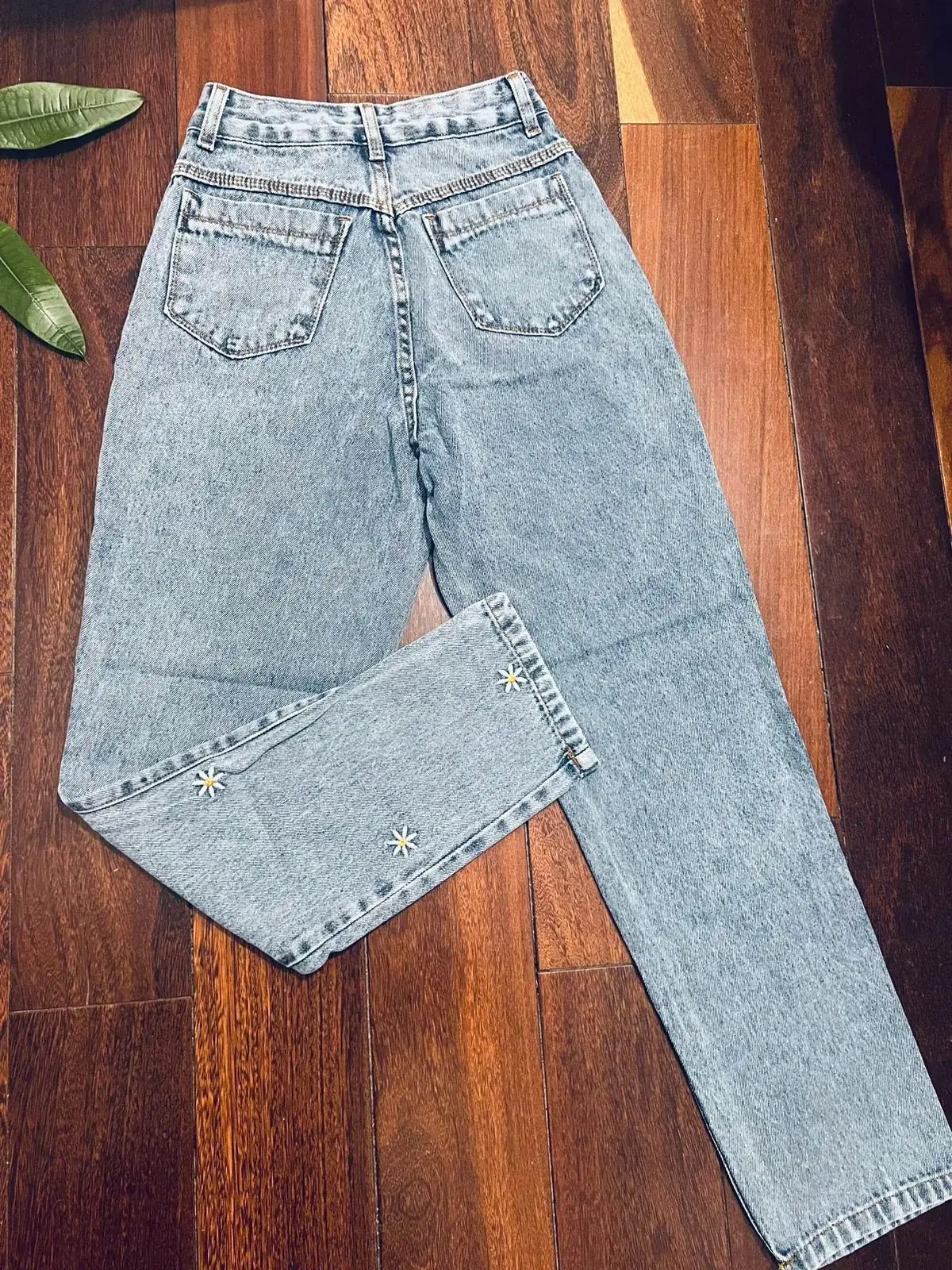 Calça Mom Jeans Bordada Margaridas Silvia na cor Lavagem clara — foto 2 de 3