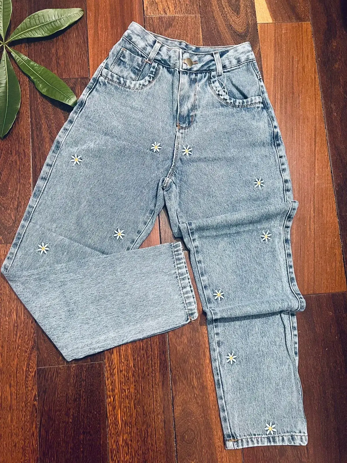 Calça Mom Jeans Bordada Margaridas Silvia na cor Lavagem clara — foto 3 de 3