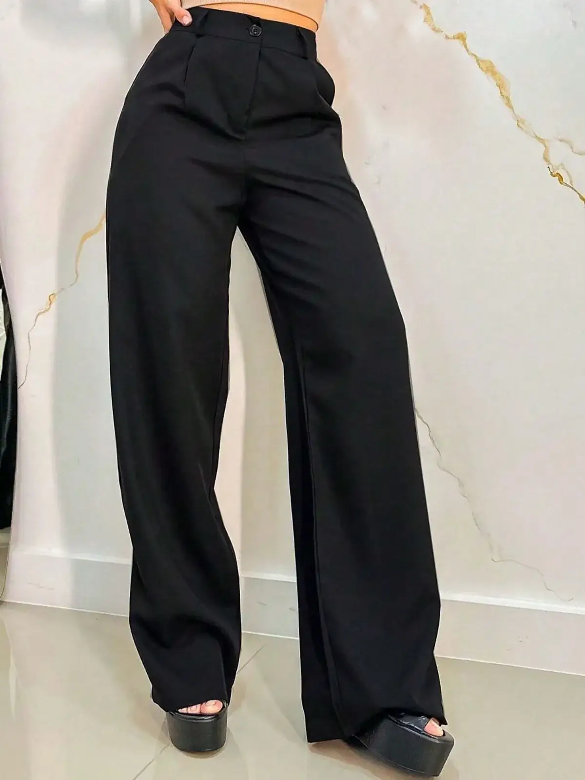 Calça Pantalona Alfaiataria com Botão Luiza na cor Preto e Branco — foto 1 de 4
