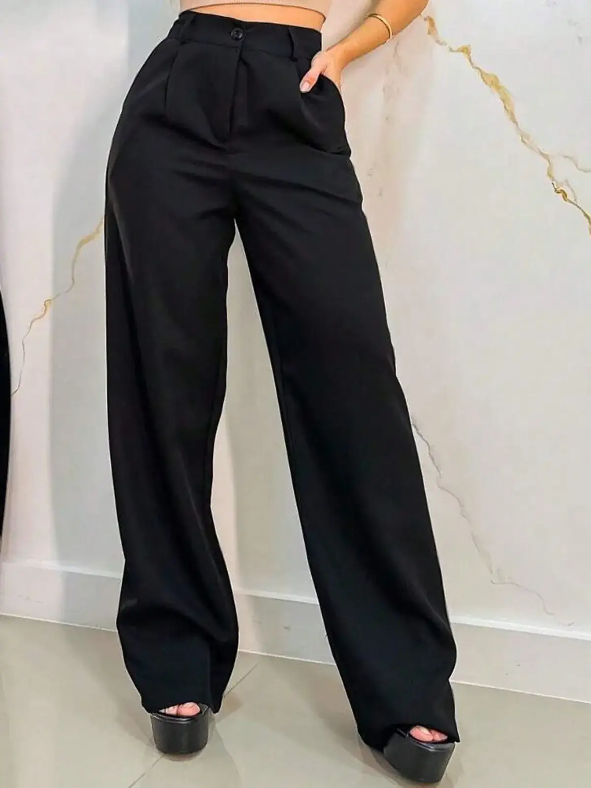 Calça Pantalona Alfaiataria com Botão Luiza na cor Preto e Branco — foto 2 de 4