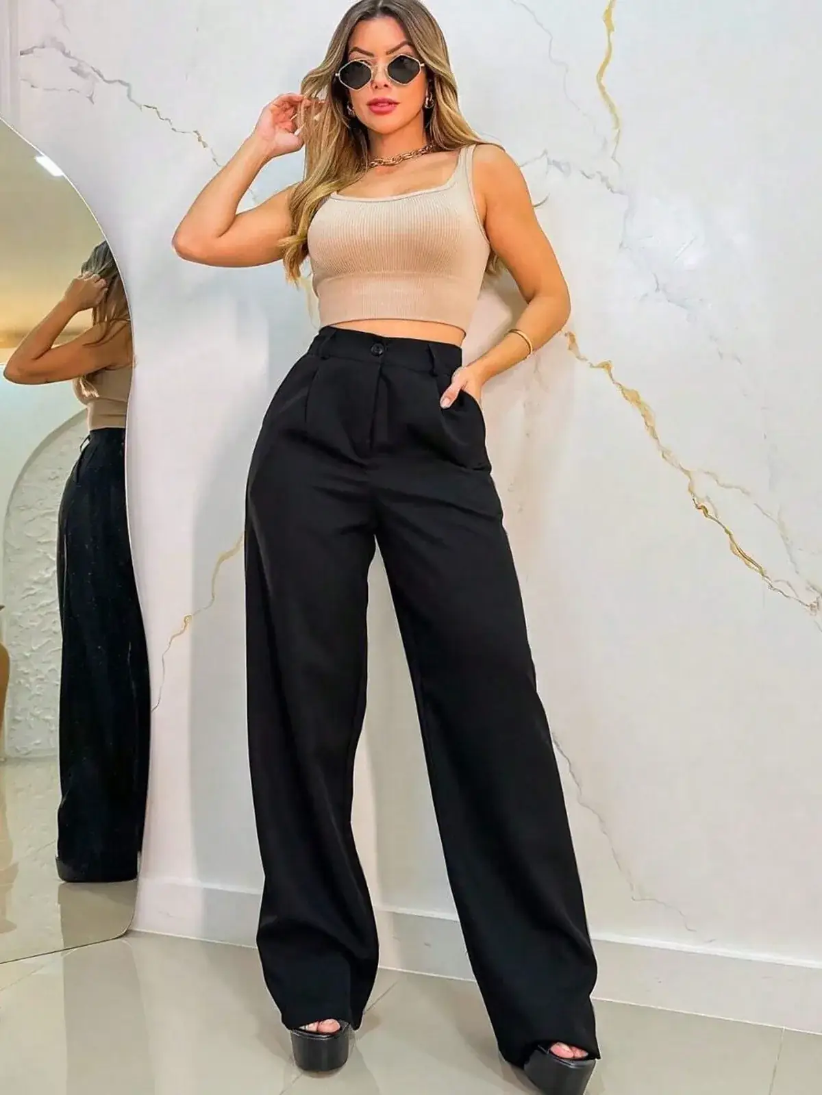 Calça Pantalona Alfaiataria com Botão Luiza na cor Preto e Branco — foto 3 de 4