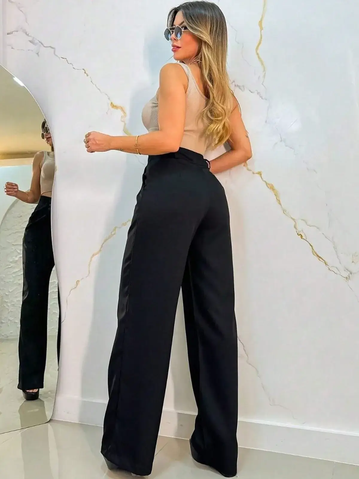Calça Pantalona Alfaiataria com Botão Luiza na cor Preto e Branco — foto 4 de 4