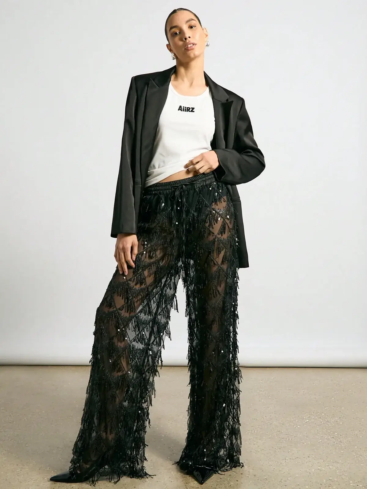 Calça Pantalona Lantejoulas e Franjas Cecília na cor Preto — foto 2 de 4
