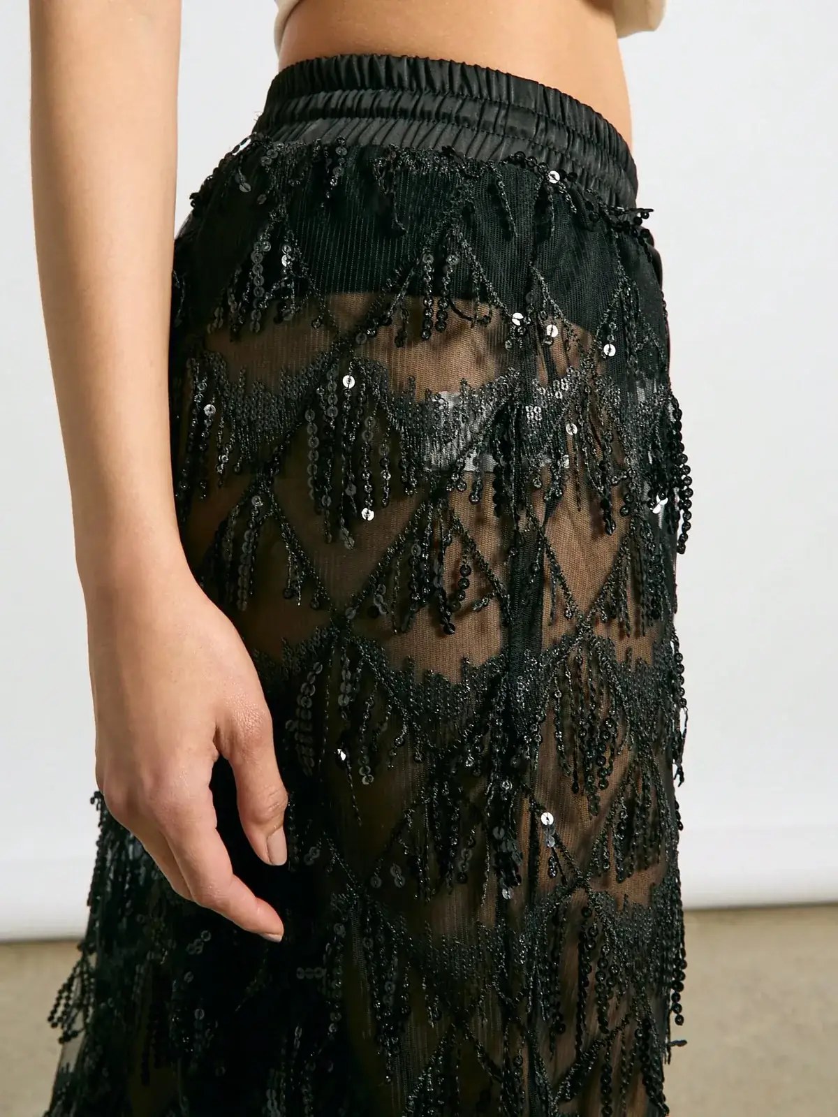 Calça Pantalona Lantejoulas e Franjas Cecília na cor Preto — foto 4 de 4
