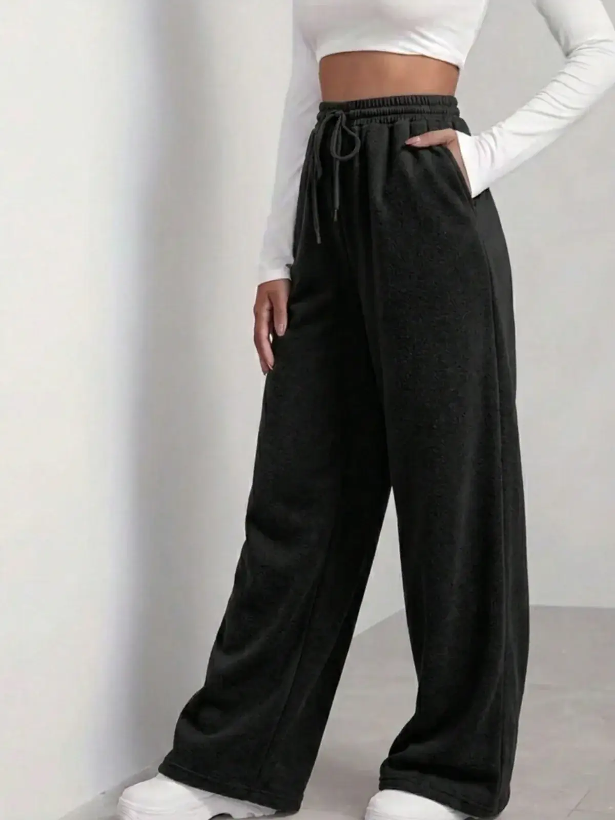 Calça Pantalona Lãzinha Catarina na cor Preto — foto 2 de 2