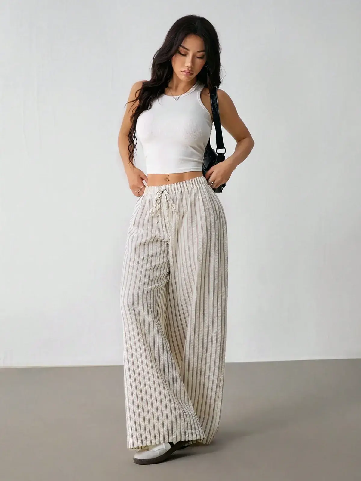 Calça Pantalona Listrada Maya Petite na cor Bege — foto 1 de 7