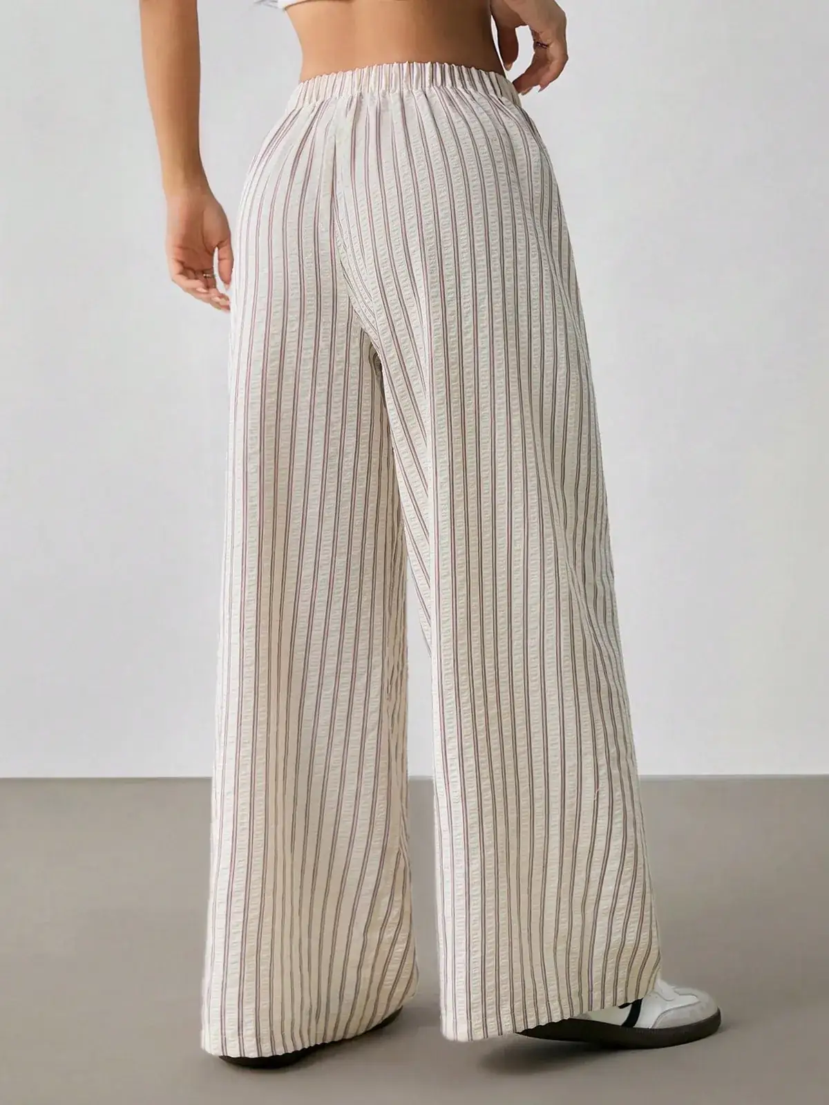 Calça Pantalona Listrada Maya Petite na cor Bege — foto 2 de 7