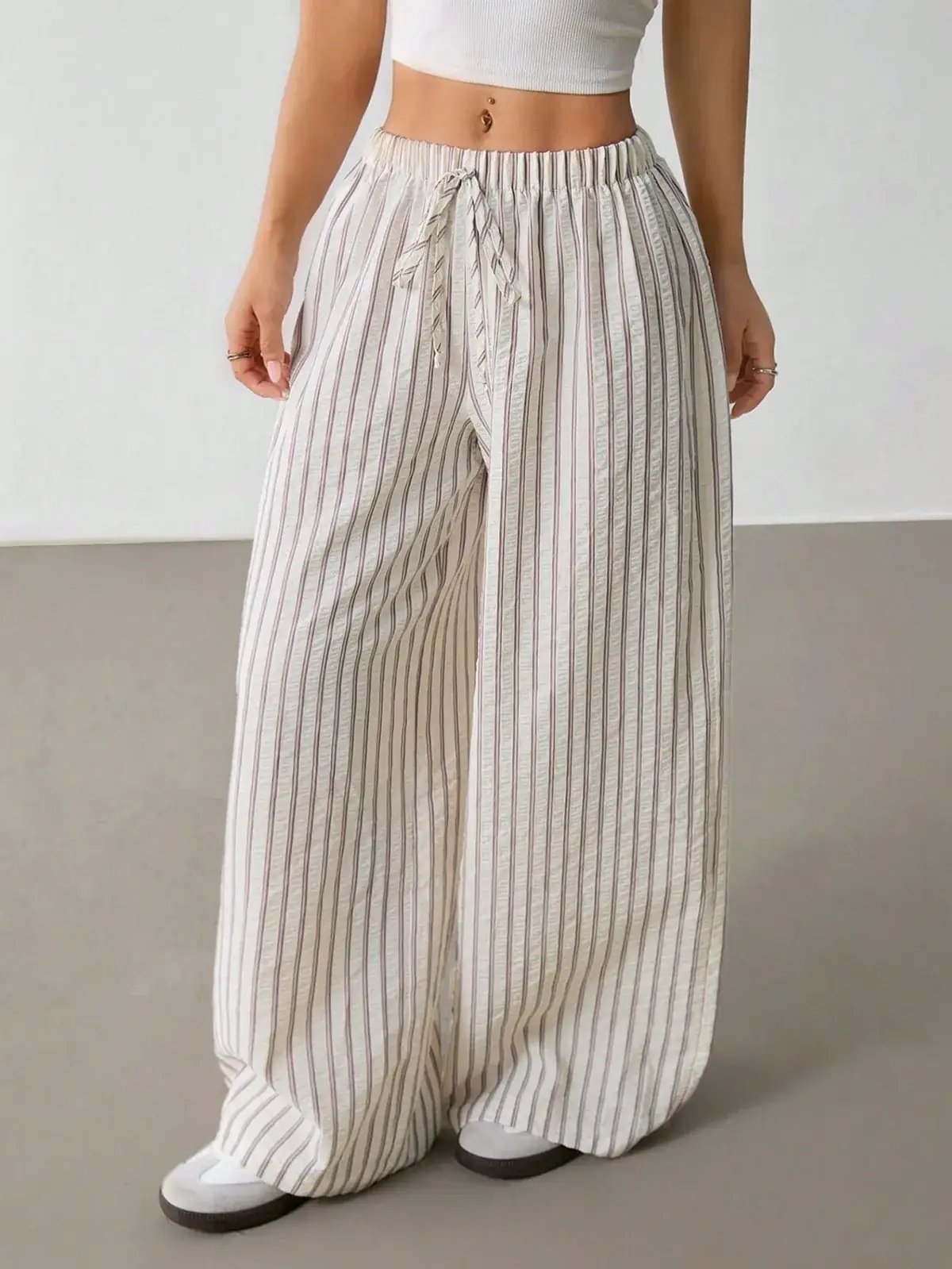 Calça Pantalona Listrada Maya Petite na cor Bege — foto 3 de 7