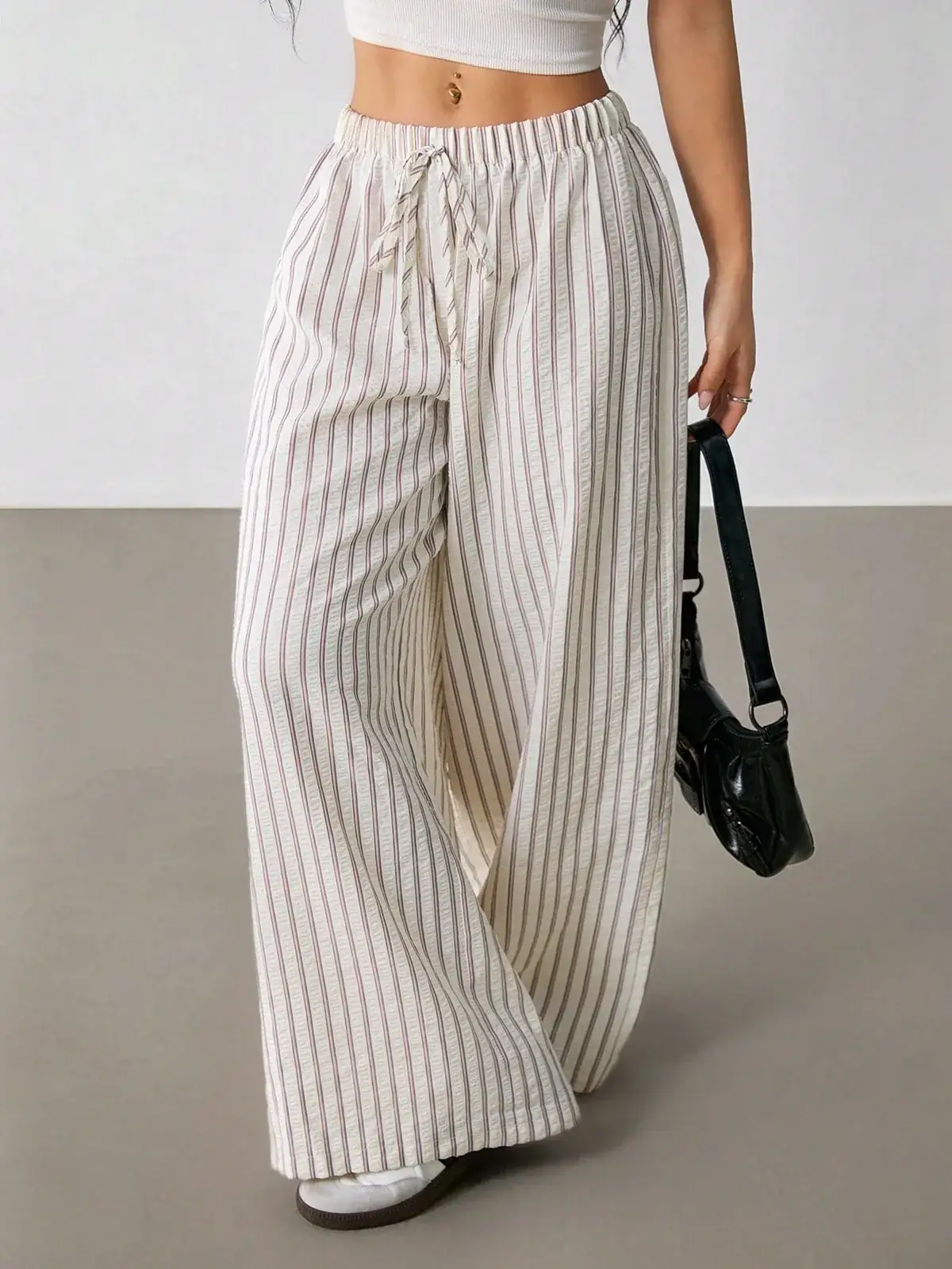 Calça Pantalona Listrada Maya Petite na cor Bege — foto 4 de 7