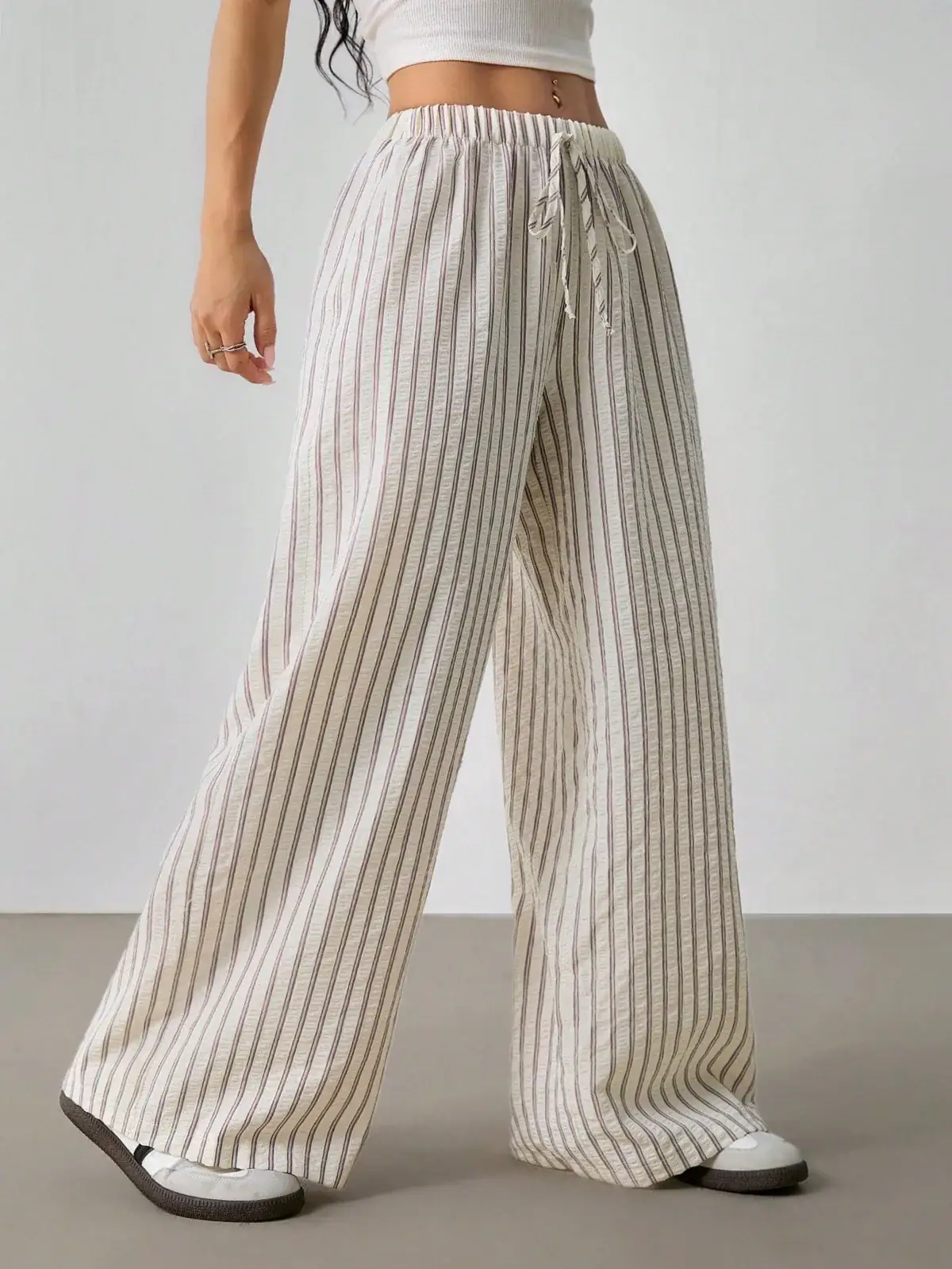 Calça Pantalona Listrada Maya Petite na cor Bege — foto 6 de 7