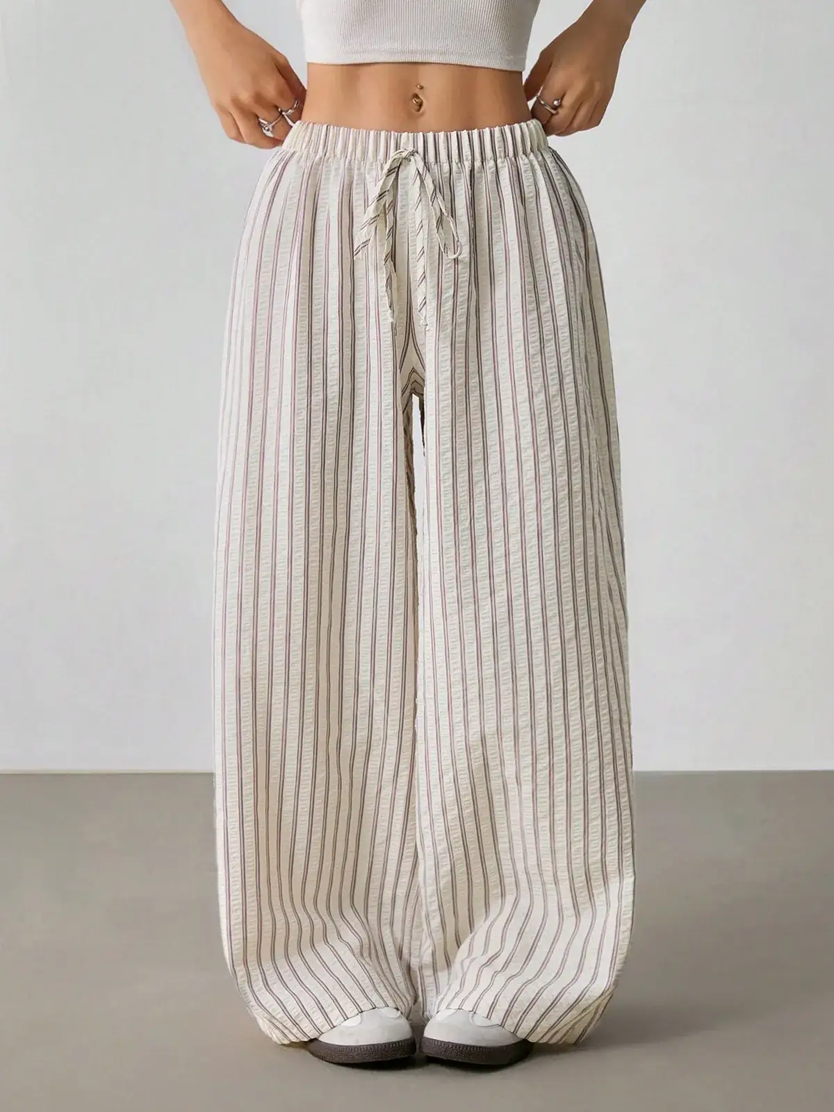 Calça Pantalona Listrada Maya Petite na cor Bege — foto 7 de 7