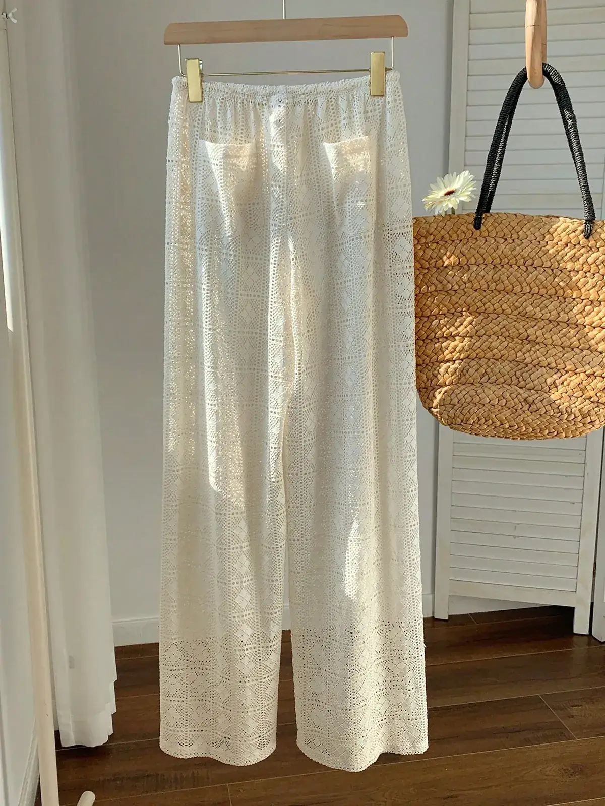 Calça Pantalona Vazada com Cordão Serena na cor Damasco — foto 2 de 8