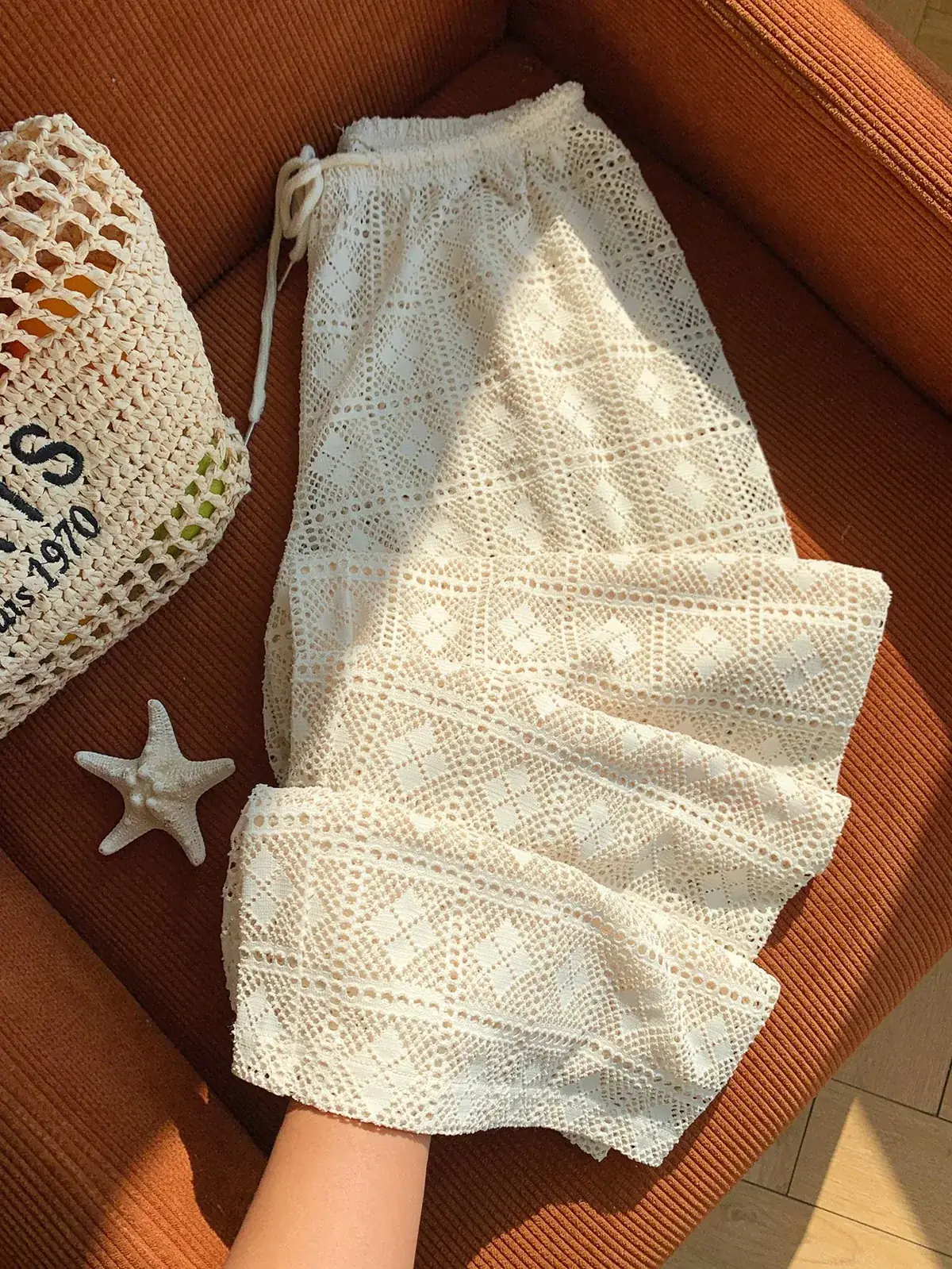 Calça Pantalona Vazada com Cordão Serena na cor Damasco — foto 3 de 8