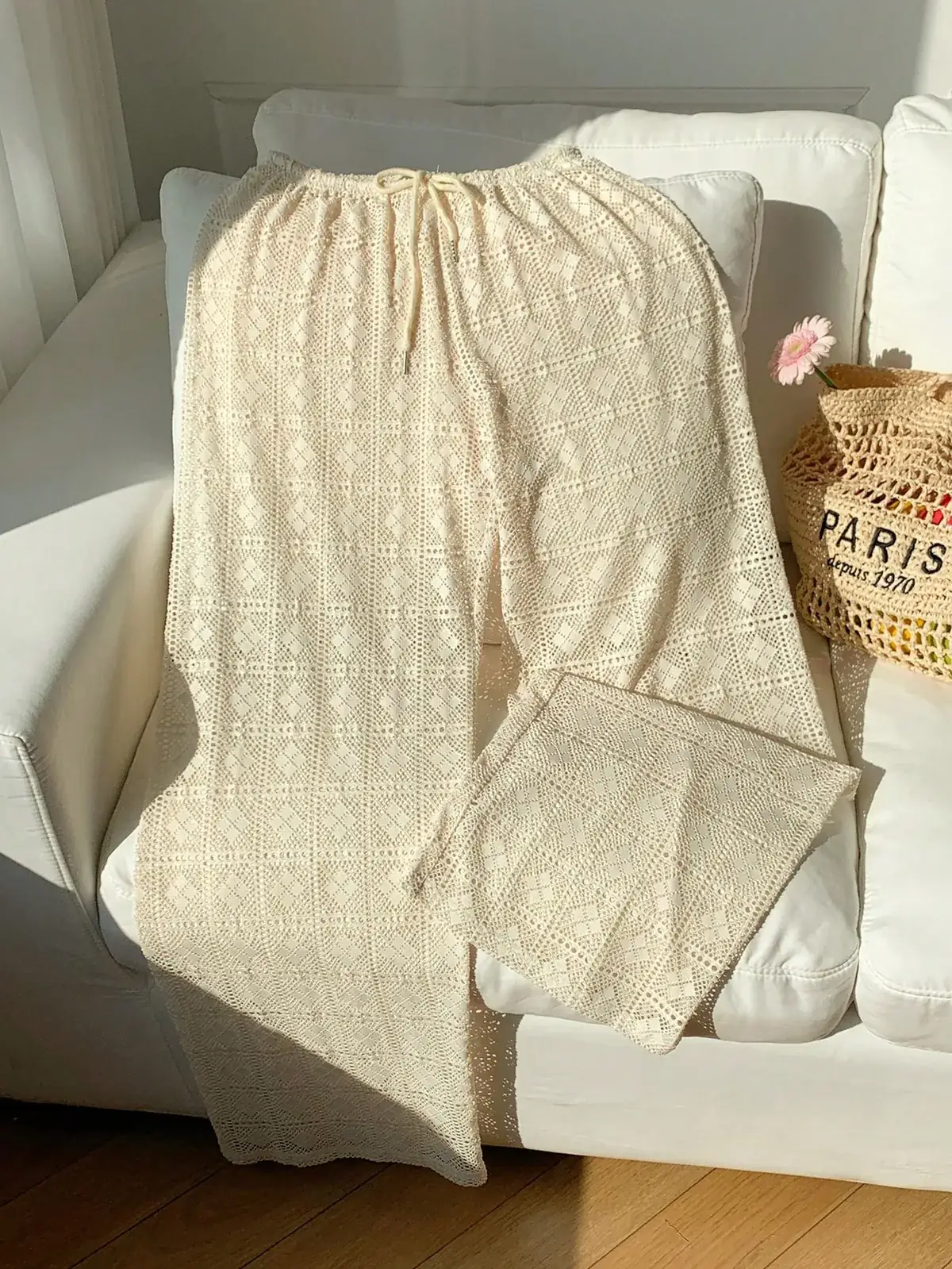Calça Pantalona Vazada com Cordão Serena na cor Damasco — foto 4 de 8