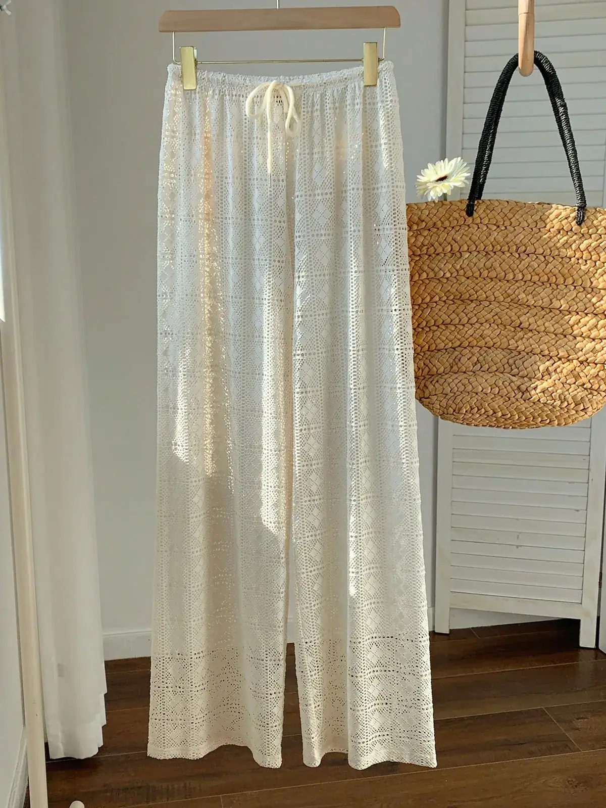 Calça Pantalona Vazada com Cordão Serena na cor Damasco — foto 5 de 8