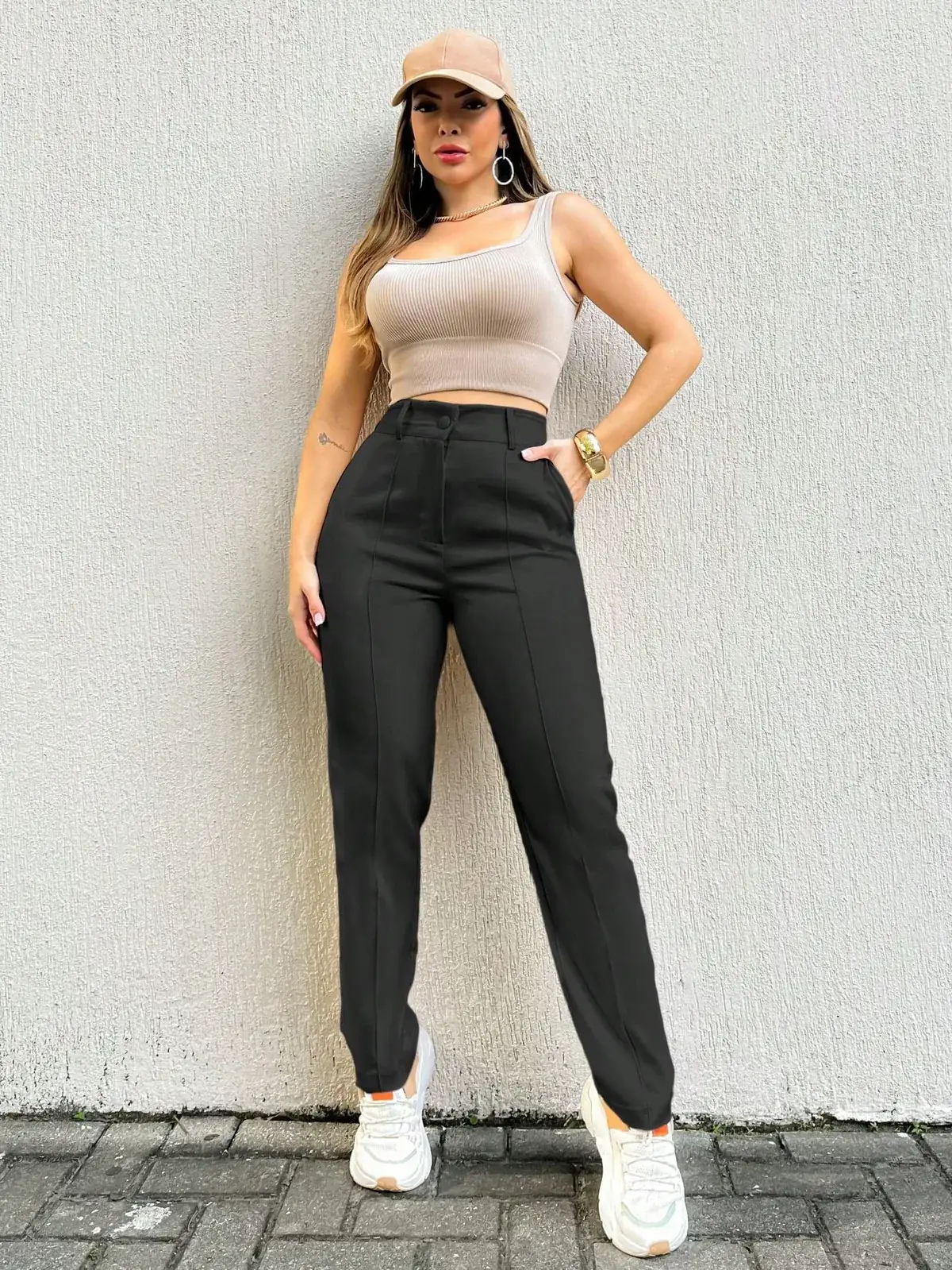 Calça Reta Alfaiataria com Vinco Beatriz na cor Preto — foto 2 de 5