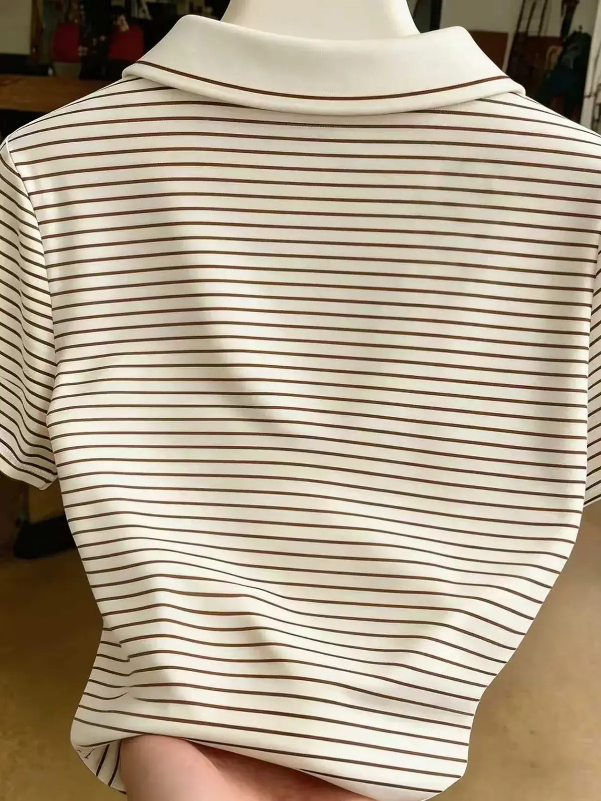 Camisa Polo Listrada Laço Aline na cor Listrado off-white e marrom — foto 1 de 3