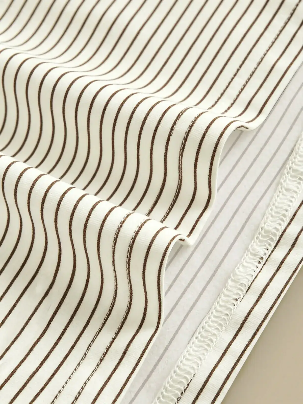 Camisa Polo Listrada Laço Aline na cor Listrado off-white e marrom — foto 2 de 3