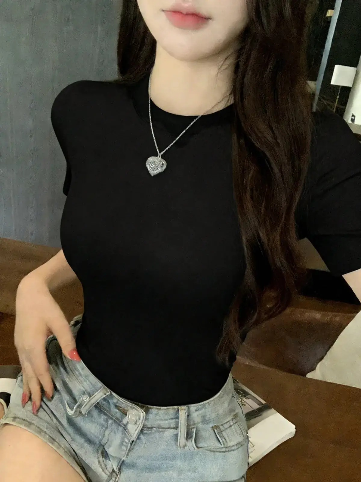 Camiseta Ajustada Gola Redonda Brenda na cor Preto — foto 3 de 6