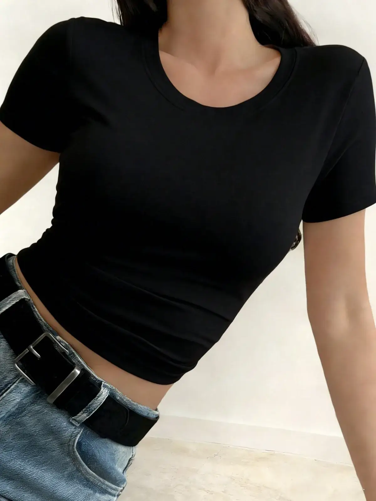 Camiseta Ajustada Gola Redonda Brenda na cor Preto — foto 4 de 6