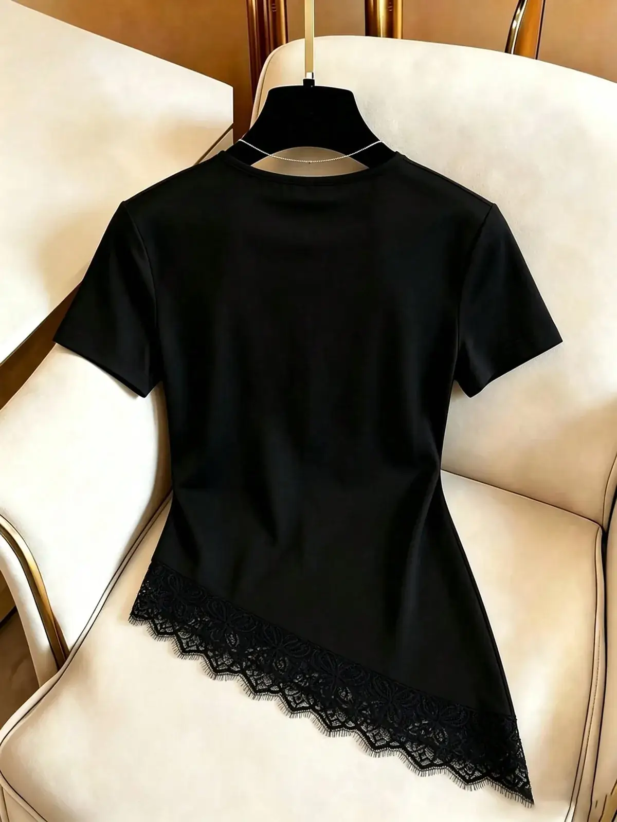 Camiseta Barra Assimétrica de Renda Pilar na cor Preto — foto 2 de 7