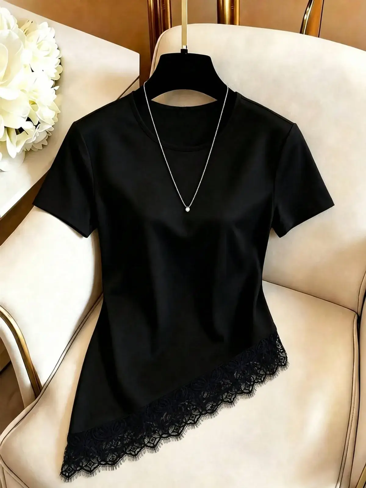 Camiseta Barra Assimétrica de Renda Pilar na cor Preto — foto 3 de 7