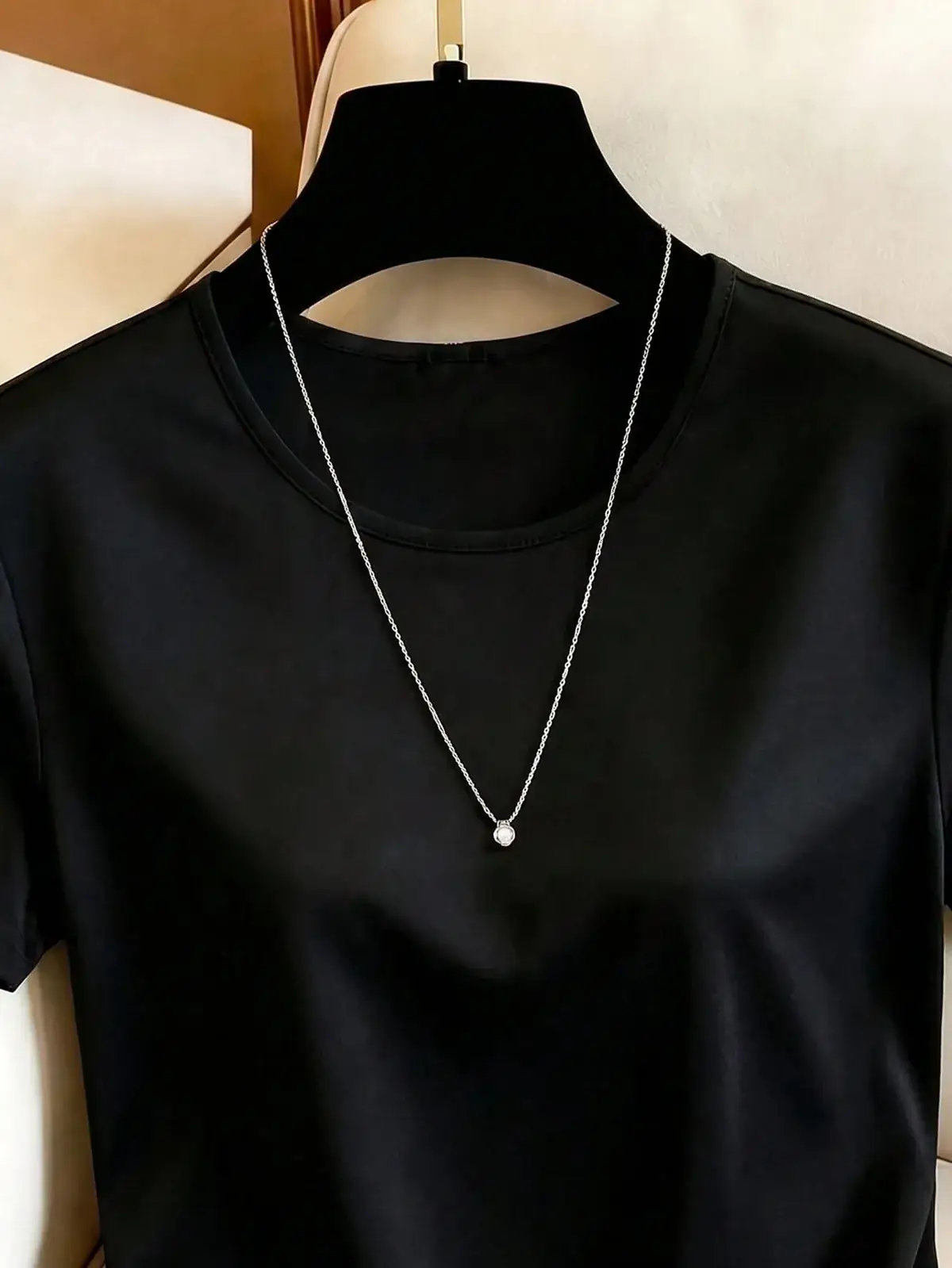 Camiseta Barra Assimétrica de Renda Pilar na cor Preto — foto 4 de 7